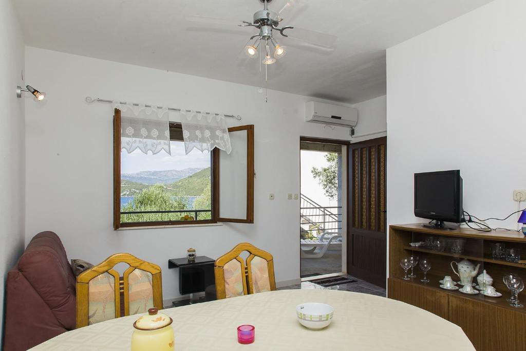 Televízia a/alebo spoločenská miestnosť v ubytovaní Apartments by the sea Zuronja, Peljesac - 14095