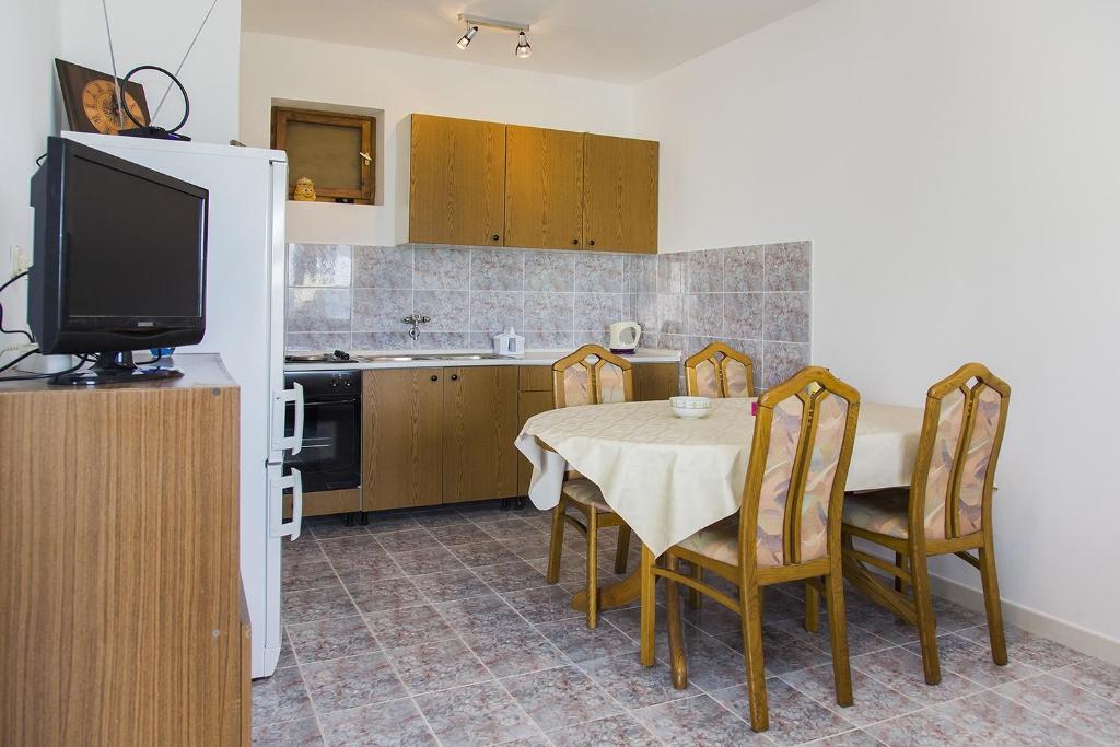 Kuchyňa alebo kuchynka v ubytovaní Apartments by the sea Zuronja, Peljesac - 14095