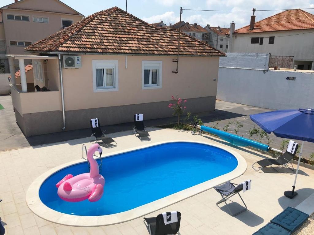 Bazén v ubytovaní Holiday house with a swimming pool Zadar - 14133 alebo v jeho blízkosti