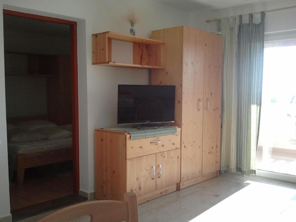 TV a/nebo společenská místnost v ubytování Apartments with a parking space Banjol, Rab - 14134