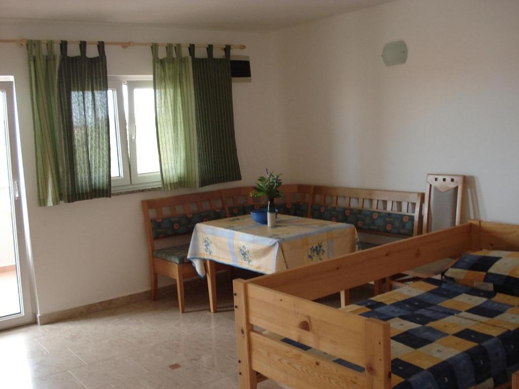 Postel nebo postele na pokoji v ubytování Apartments with a parking space Banjol, Rab - 14134