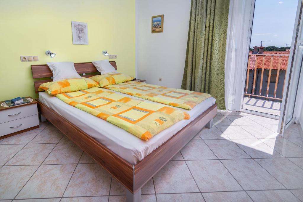 Posteľ alebo postele v izbe v ubytovaní Apartments with a parking space Rab - 14120