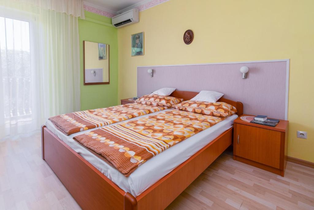 Posteľ alebo postele v izbe v ubytovaní Apartments with a parking space Rab - 14120