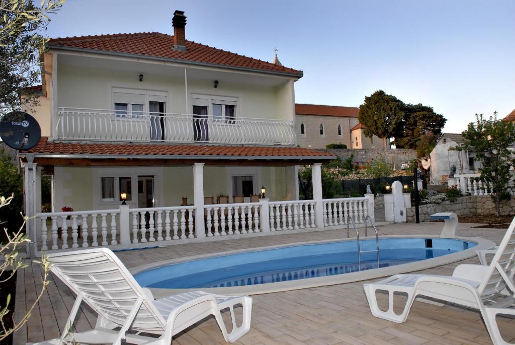 Fotografia z galérie ubytovania Family friendly house with a swimming pool Kostanje, Omis - 14176 v destinácii Kostanje