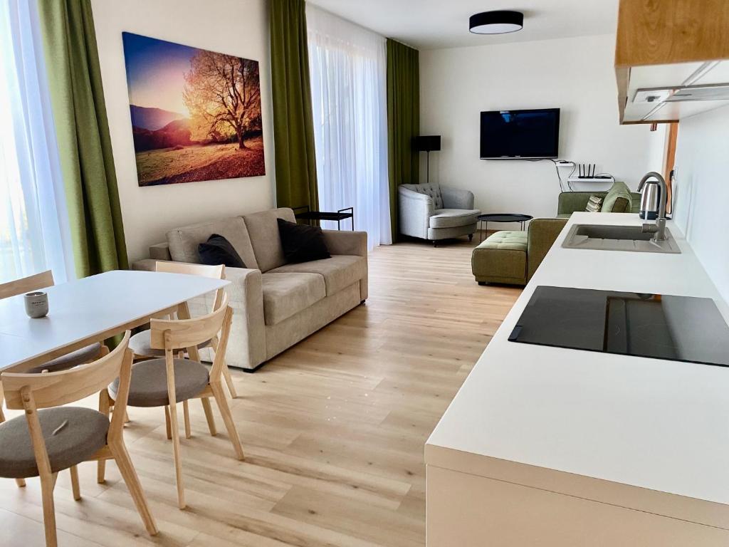 uma sala de estar com um sofá e uma mesa em Apartman X12, Hillside em Dolný Kubín