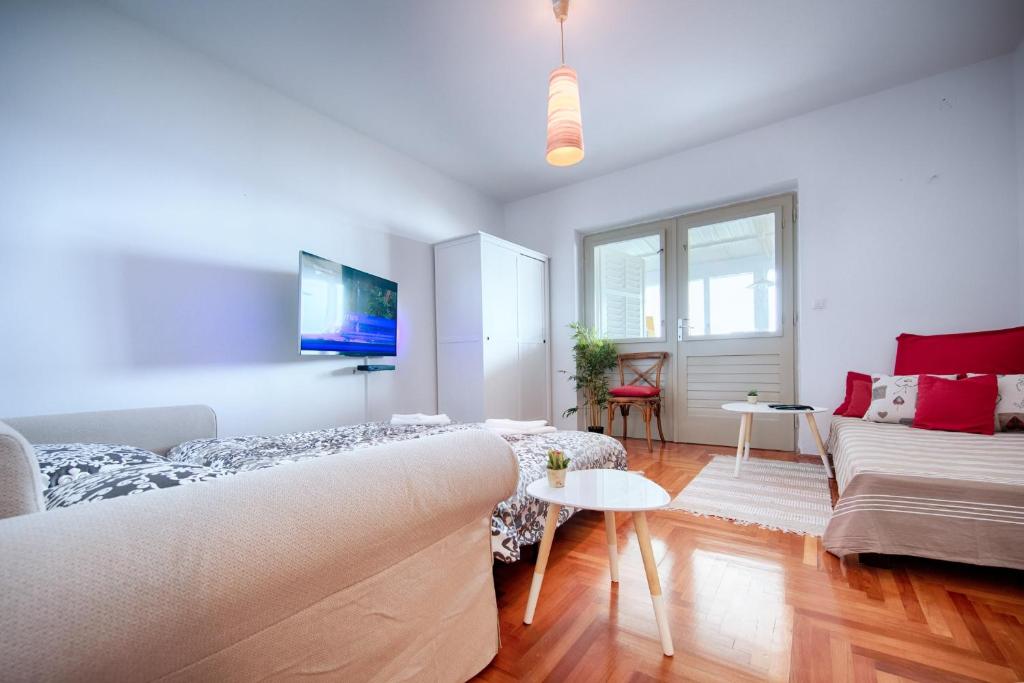 TV a/nebo společenská místnost v ubytování Apartments by the sea Hvar - 14197