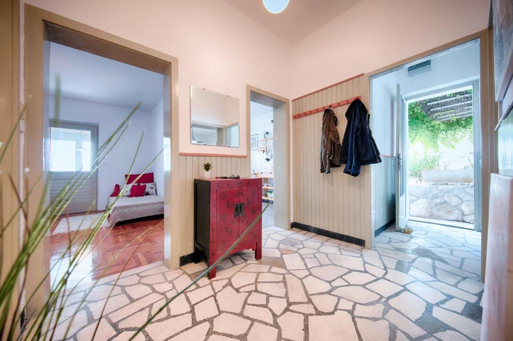 Postel nebo postele na pokoji v ubytování Apartments by the sea Hvar - 14197