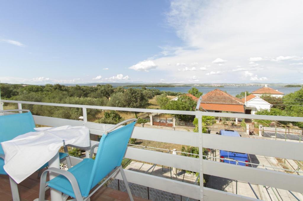 Fotografie z fotogalerie ubytování Apartments by the sea Kraj, Pasman - 14198 v destinaci Tkon