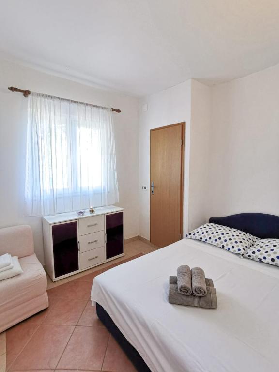 Postel nebo postele na pokoji v ubytování Apartments by the sea Mimice, Omis - 14230
