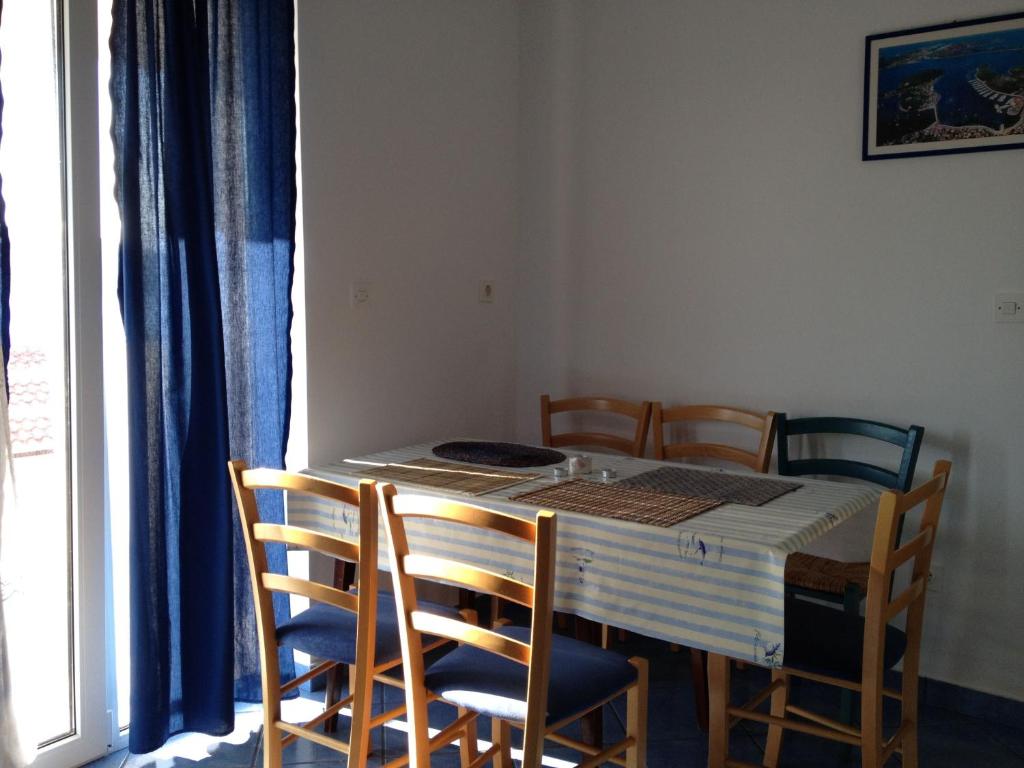 Fotografie z fotogalerie ubytování Family friendly apartments with a swimming pool Razanj, Rogoznica - 14232 v Rogoznici