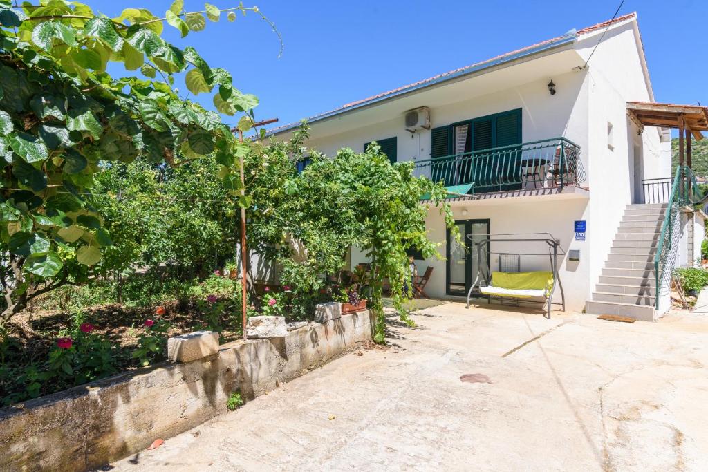 une villa avec un balcon et un escalier dans une cour dans l'établissement Apartment Marina 14258a, à Marina