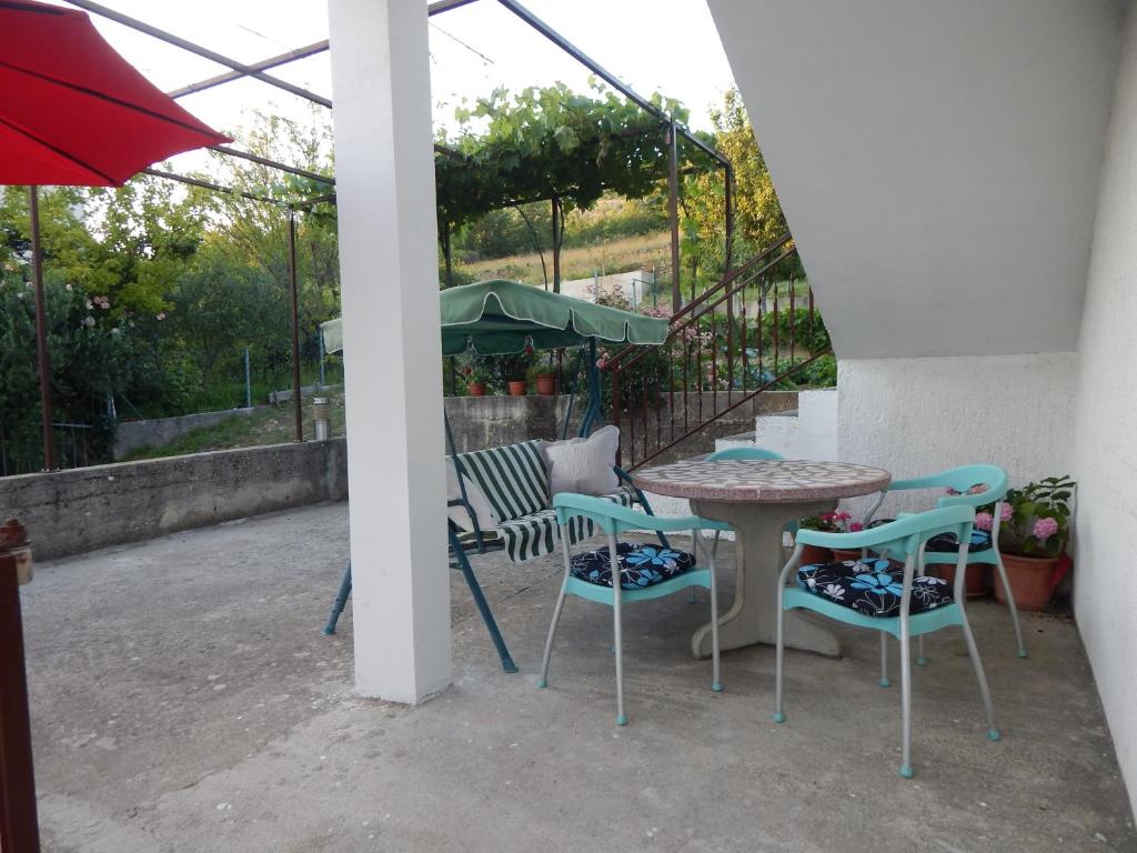 Fotografia z galérie ubytovania Apartments with a parking space Tugare, Omis - 14320 v destinácii Tugare