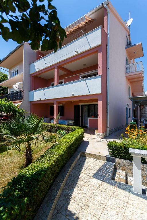 Fotografia z galérie ubytovania Apartments and rooms with parking space Krk - 14322 v destinácii Krk