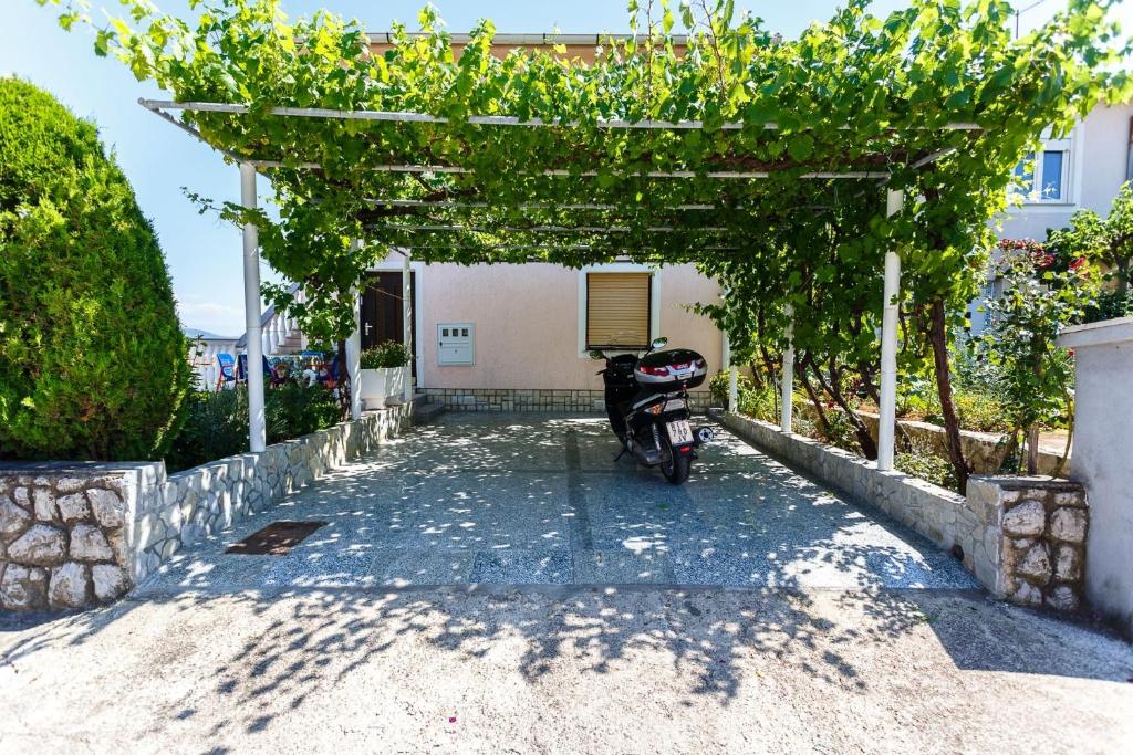Fotografia z galérie ubytovania Apartments and rooms with parking space Krk - 14322 v destinácii Krk