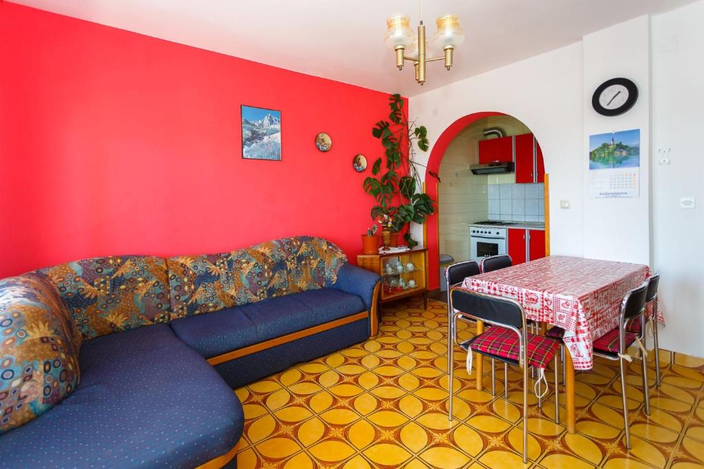 Fotografia z galérie ubytovania Apartments and rooms with parking space Krk - 14322 v destinácii Krk