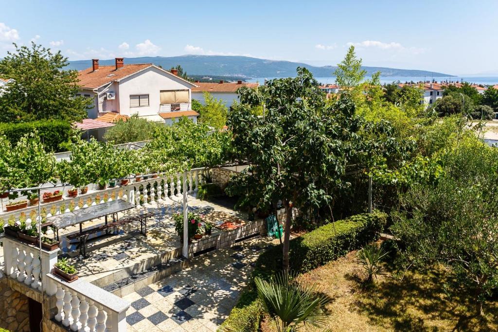Fotografia z galérie ubytovania Apartments and rooms with parking space Krk - 14322 v destinácii Krk