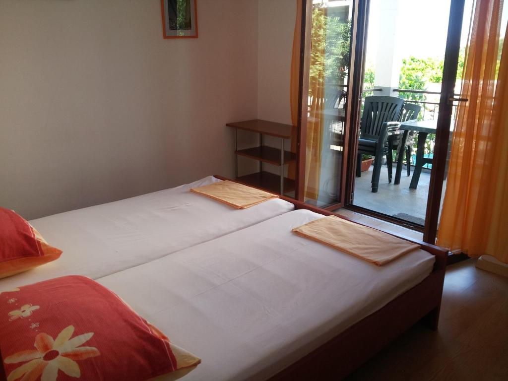 Fotografie z fotogalerie ubytování Apartments by the sea Kastel Kambelovac, Kastela - 14364 v destinaci Kaštela