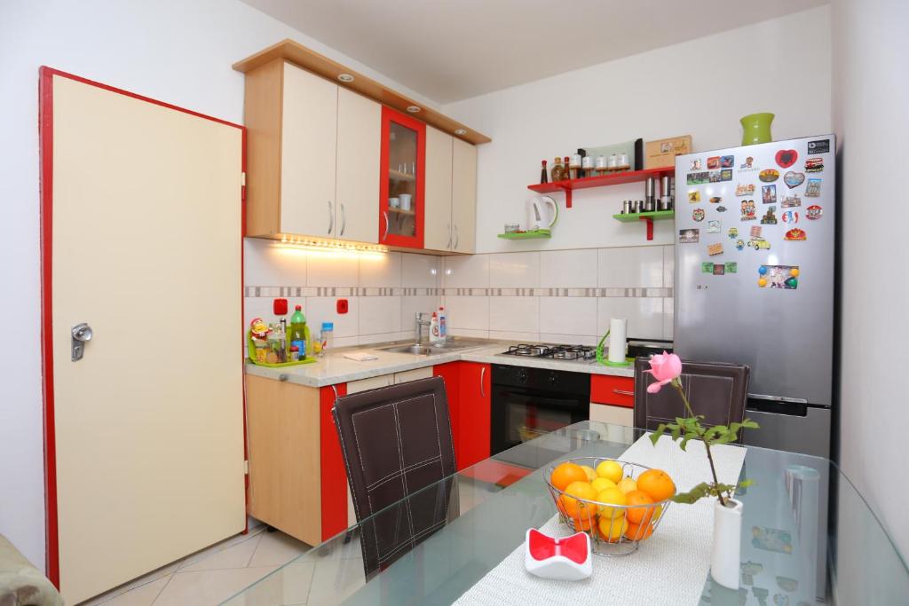 Fotografie z fotogalerie ubytování Apartments by the sea Kastel Kambelovac, Kastela - 14364 v destinaci Kaštela