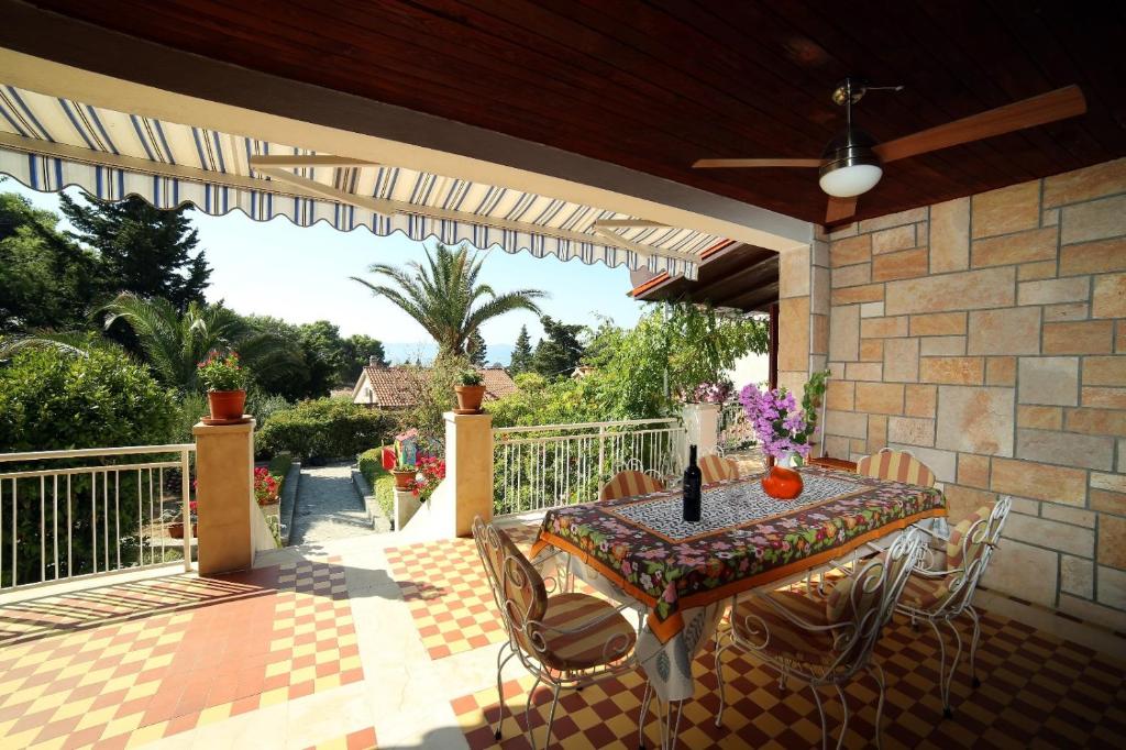 Fotografie z fotogalerie ubytování Family friendly apartments with a swimming pool Bol, Brac - 14379 v destinaci Bol