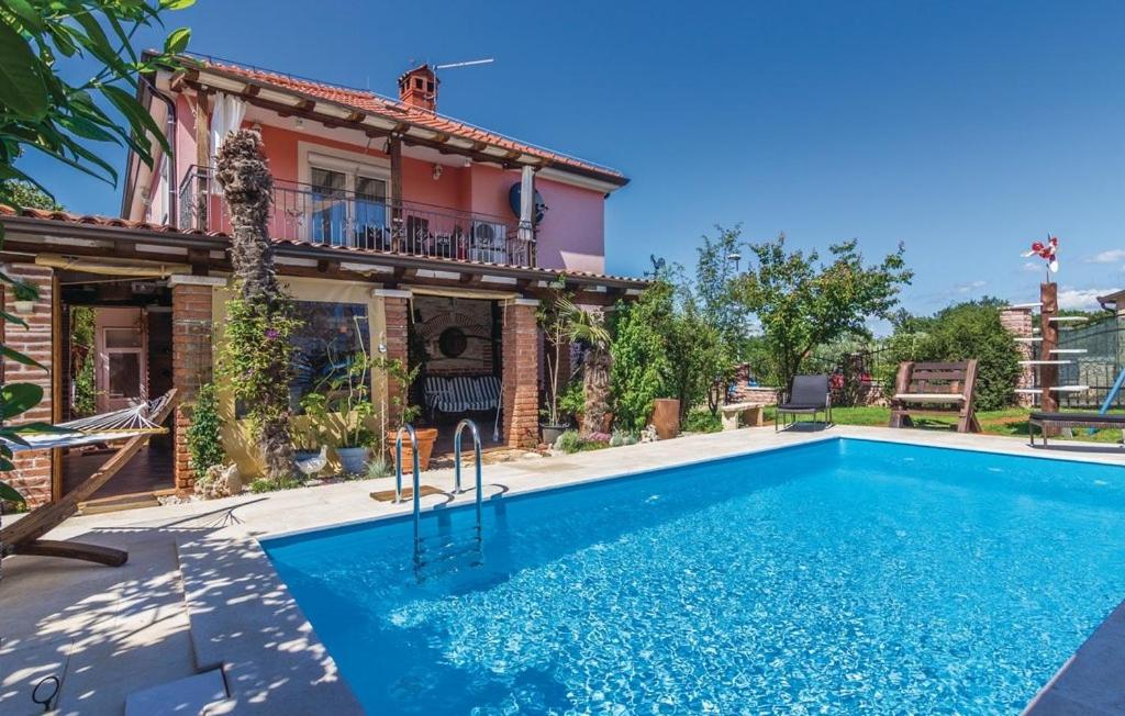 Bazén v ubytovaní Family-friendly apartments with swimming pools Fratrici, Umag - 14384 alebo v jeho blízkosti