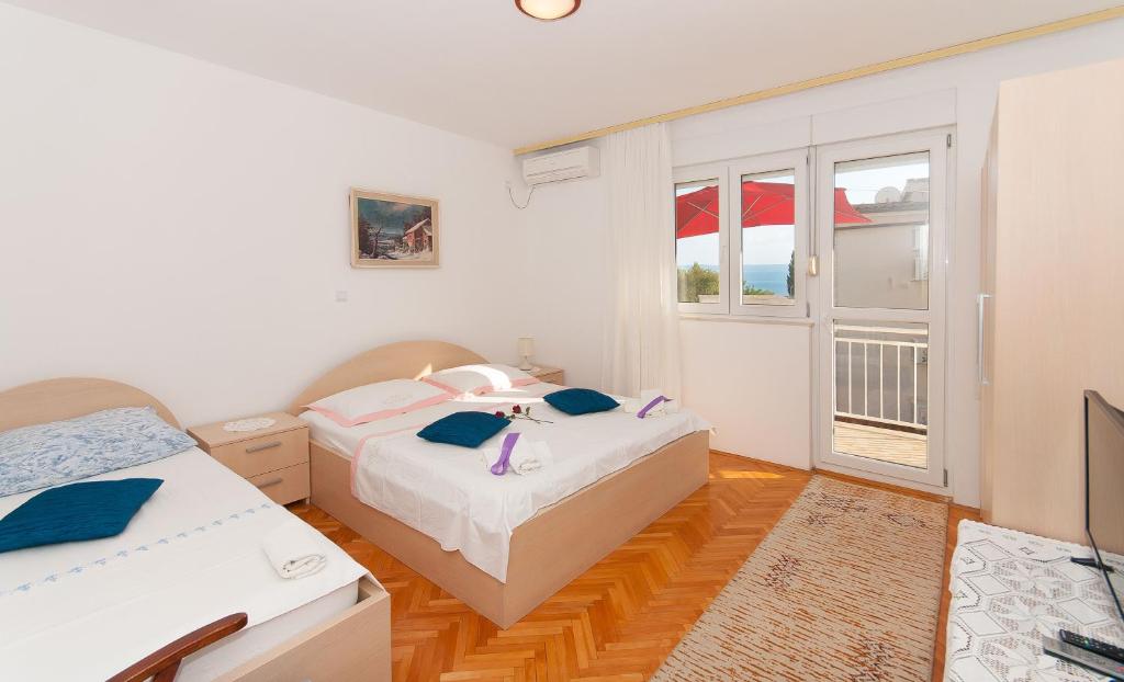 Posteľ alebo postele v izbe v ubytovaní Apartments with a parking space Omis - 14422