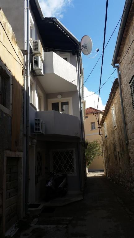 a small alley with a building and a street at Apartments by the sea Tisno, Murter - 14410 in Tisno