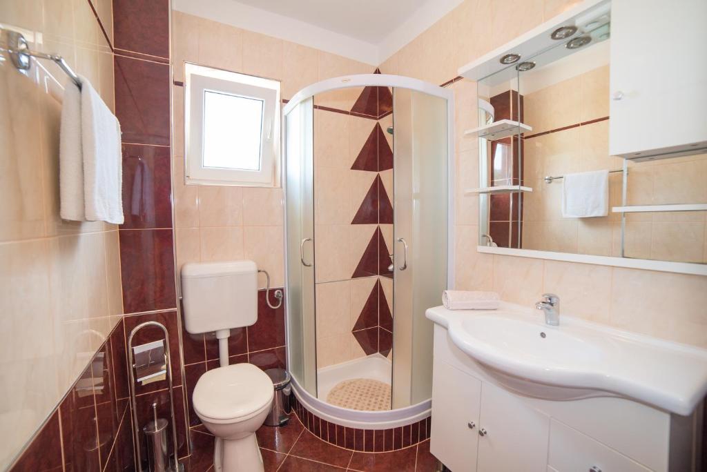 Kúpeľňa v ubytovaní Apartments for families with children Supetarska Draga - Donja, Rab - 14425