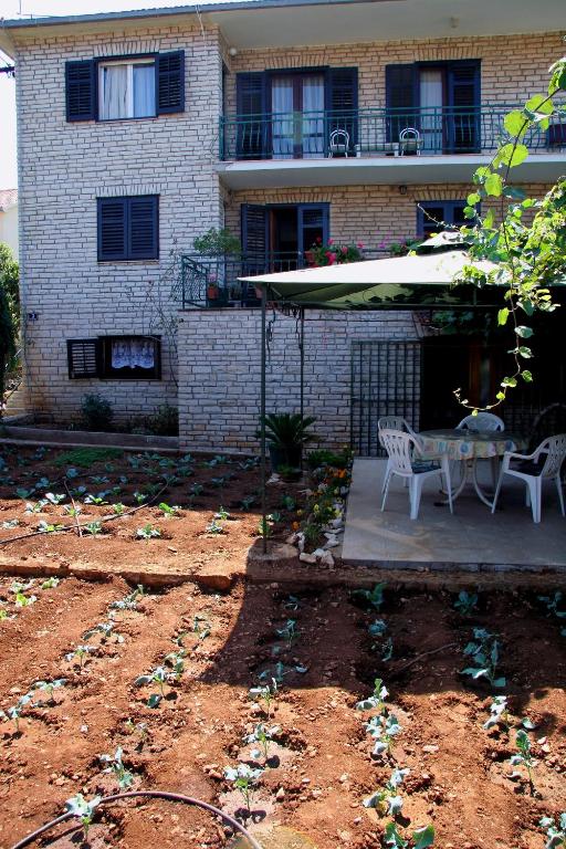 Fotografie z fotogalerie ubytování Apartments with a parking space Supetar, Brac - 14426 v destinaci Supetar