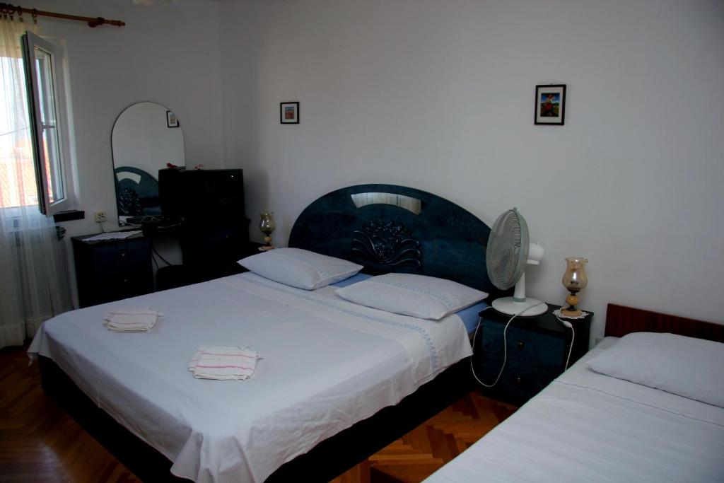 Fotografie z fotogalerie ubytování Apartments with a parking space Supetar, Brac - 14426 v destinaci Supetar