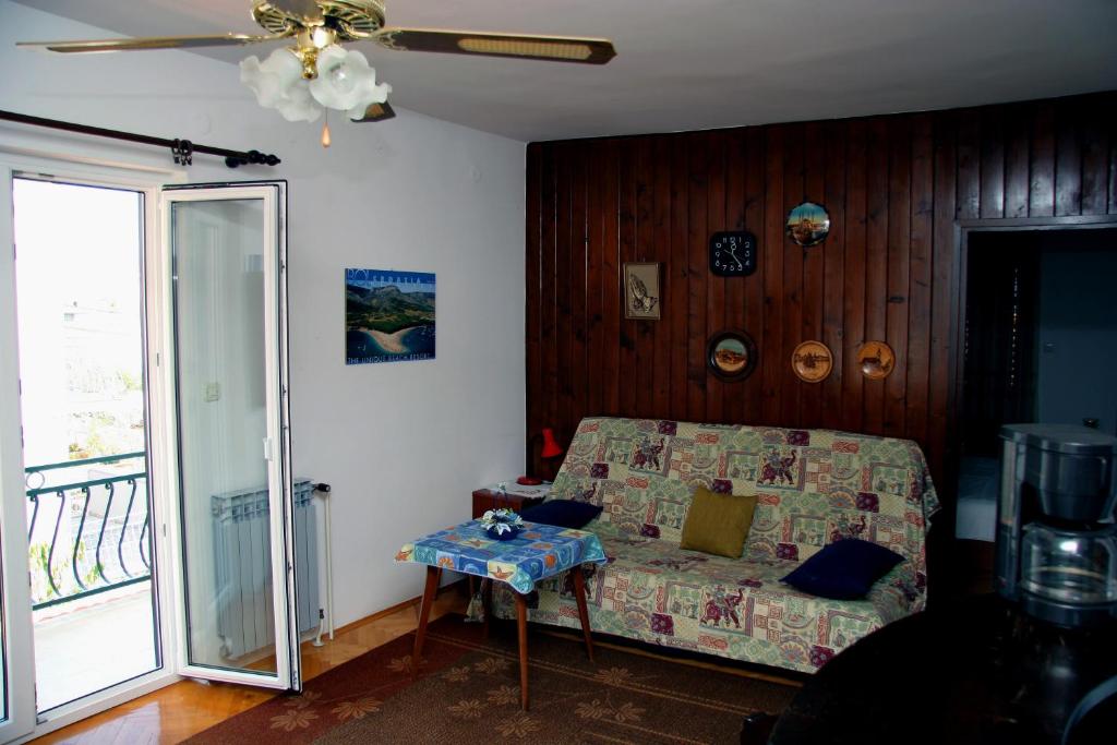 Fotografie z fotogalerie ubytování Apartments with a parking space Supetar, Brac - 14426 v destinaci Supetar
