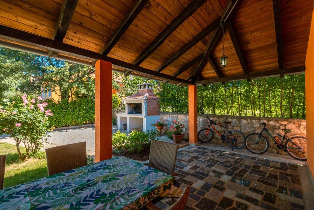 Vonkajšia záhrada v ubytovaní Family friendly house with a swimming pool Sveti Lovrec, Central Istria - Sredisnja Istra - 14432