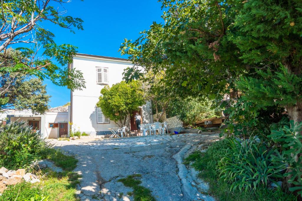 a view of the house from the garden at Holiday house with a parking space Kustici, Pag - 14438 in Zubovići