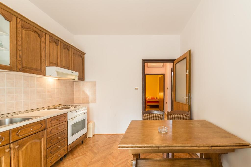Kuchyň nebo kuchyňský kout v ubytování Apartments with parking spaces Sabunike, Zadar - 14490
