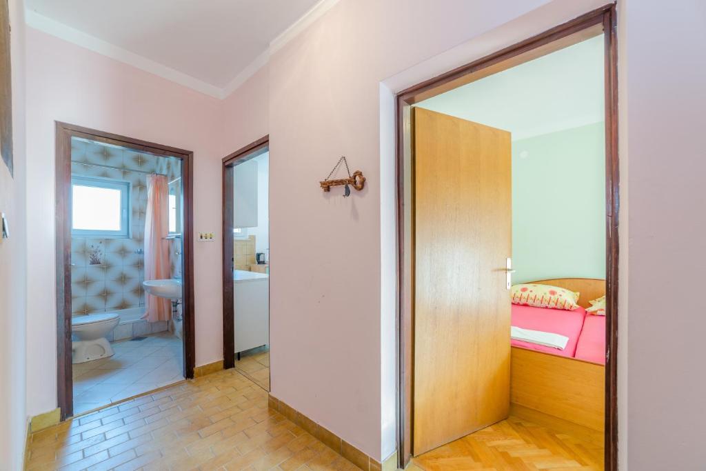 Postel nebo postele na pokoji v ubytování Apartments with parking spaces Sabunike, Zadar - 14490