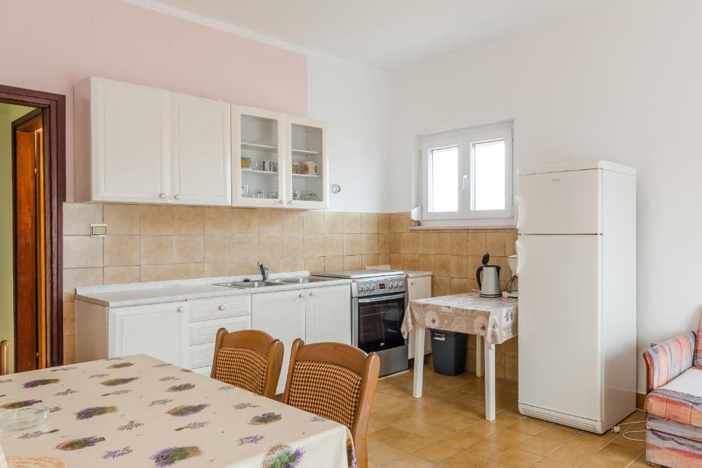 Kuchyň nebo kuchyňský kout v ubytování Apartments with parking spaces Sabunike, Zadar - 14490