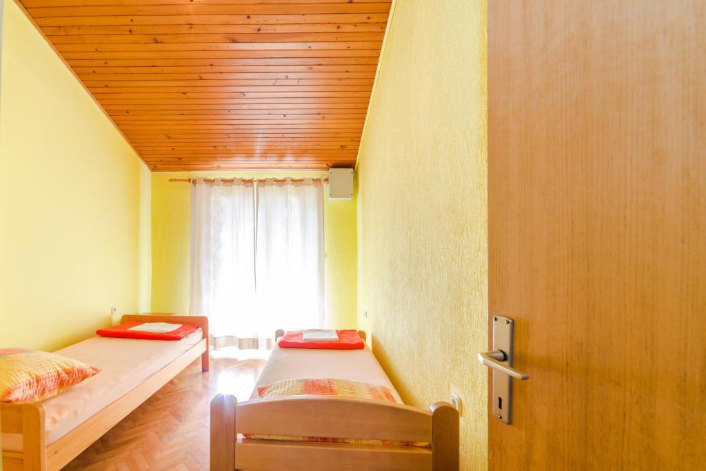 Postel nebo postele na pokoji v ubytování Apartments with parking spaces Sabunike, Zadar - 14490