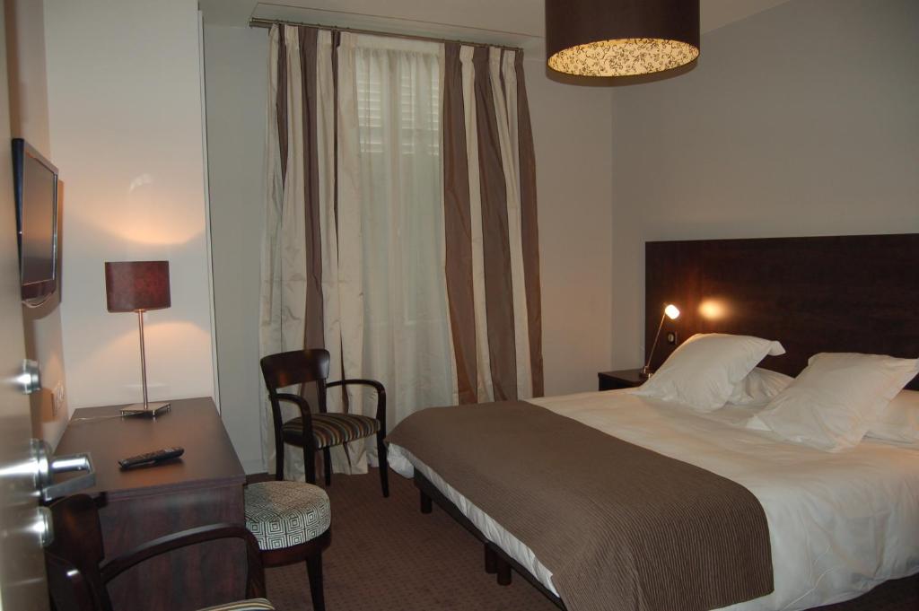 เตียงในห้องที่ Hôtel Ronsard