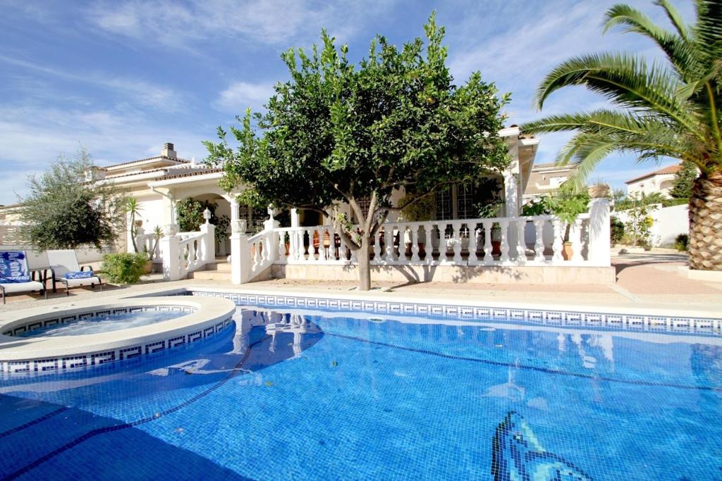 a large swimming pool in front of a house at ARENDA Pino Alto Villa Lemon in Miami Platja