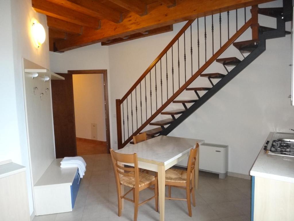 eine Küche und ein Esszimmer mit einem Tisch und einer Treppe in der Unterkunft Agriturismo San Valentino in Castellarano