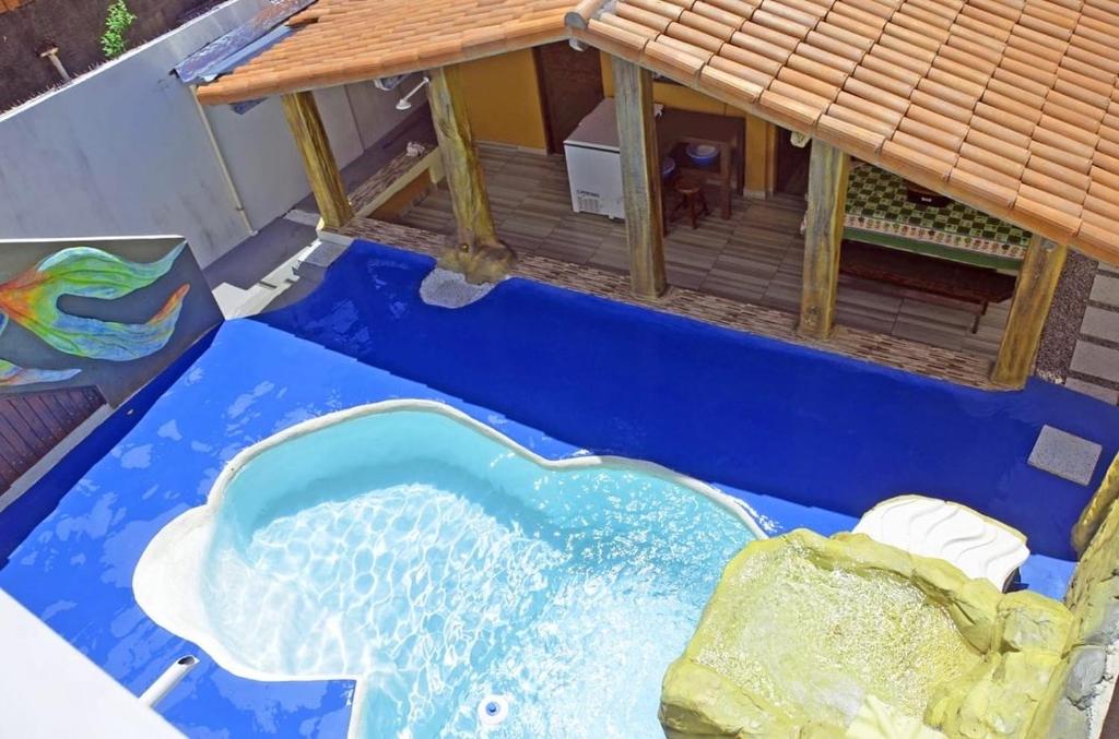 a pool with a bathtub in the middle of a house at Pousada Maracajaú in Maracajaú