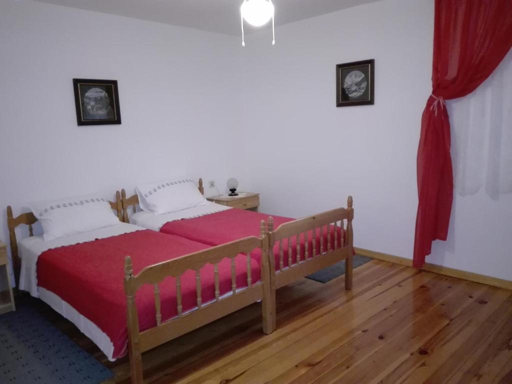 Postel nebo postele na pokoji v ubytování Twin Room Plomin Luka 15078d