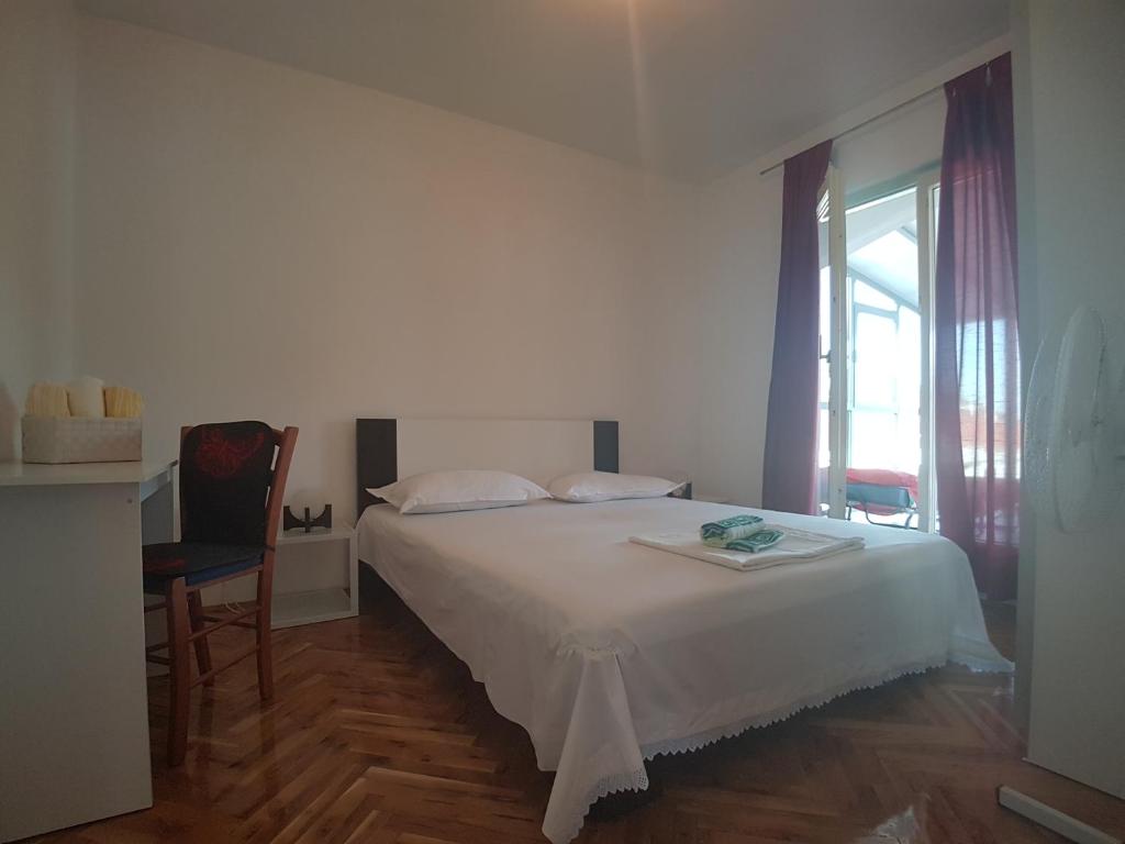 Postel nebo postele na pokoji v ubytování Apartments by the sea Marina, Trogir - 14191