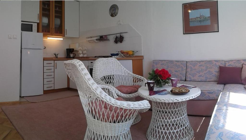 salon z białymi krzesłami i stołem w obiekcie Apartments with a parking space Poljica, Trogir - 16299 w Marinie