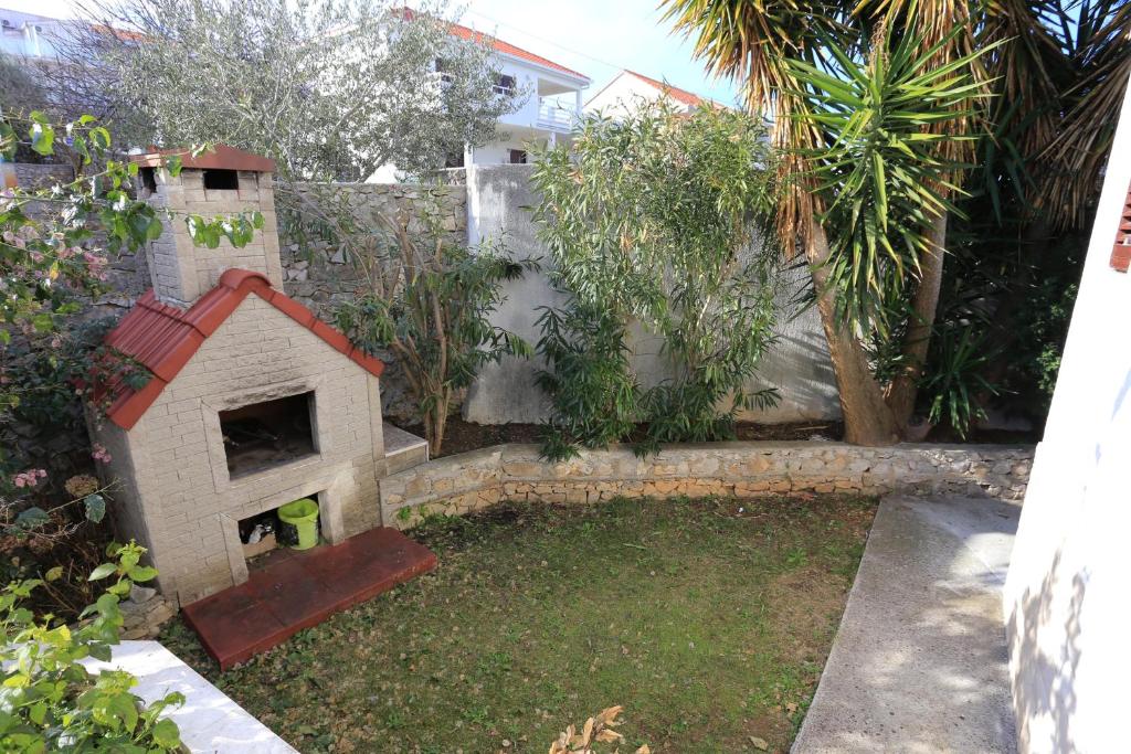 Vonkajšia záhrada v ubytovaní Apartment Slatine 16345a