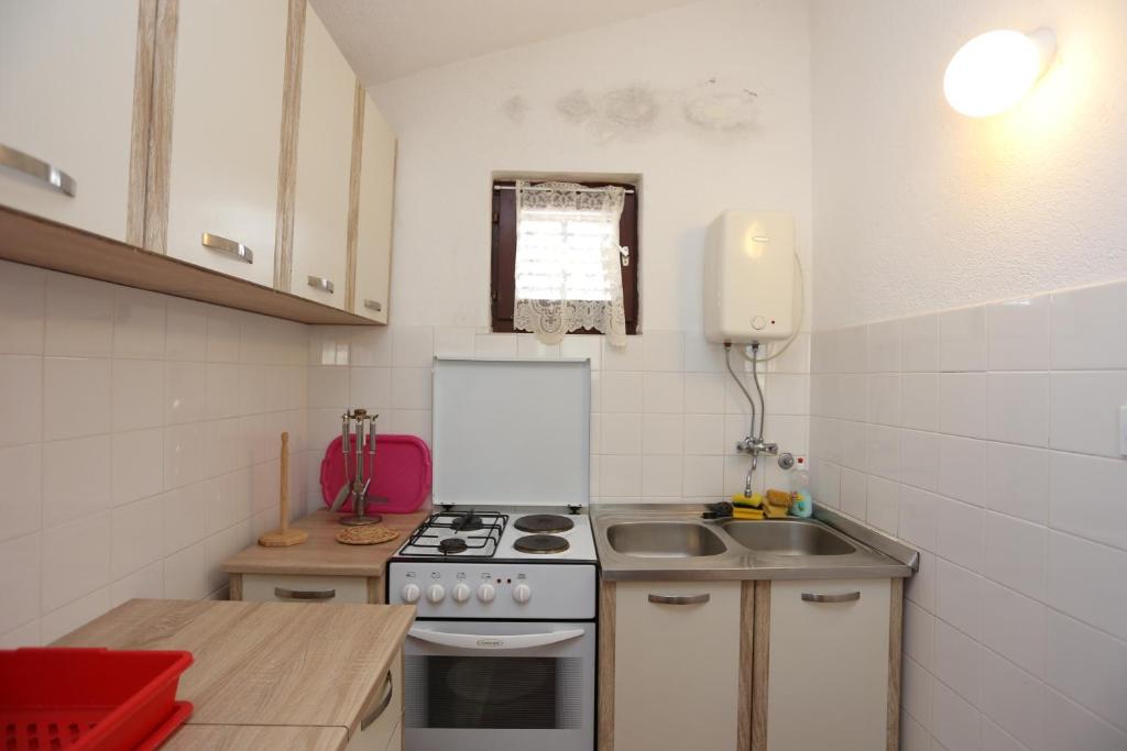 Kuchyňa alebo kuchynka v ubytovaní Apartment Slatine 16345a