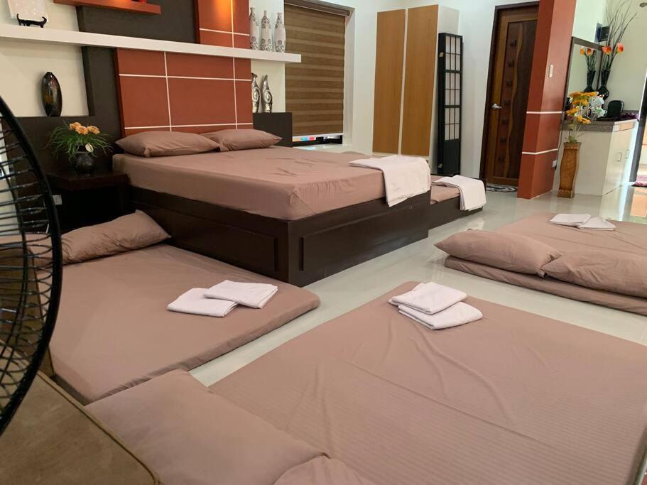 2 posti letto in camera con asciugamani sul pavimento di Beach getaway Studio Villa in Lobo a Lobo