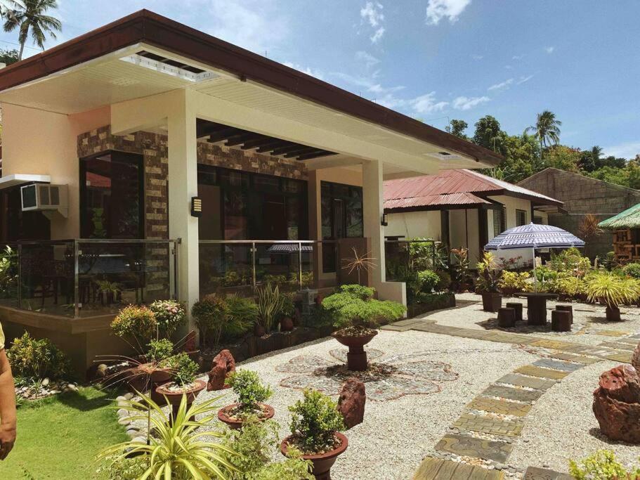 una casa con molte piante davanti di Beach getaway Studio Villa in Lobo a Lobo