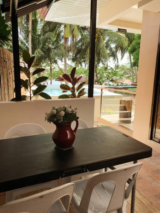 Piscina di Beach getaway Studio Villa in Lobo o nelle vicinanze