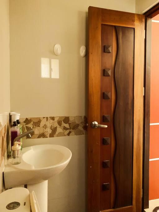 bagno con lavandino e porta in legno di Beach getaway Studio Villa in Lobo a Lobo