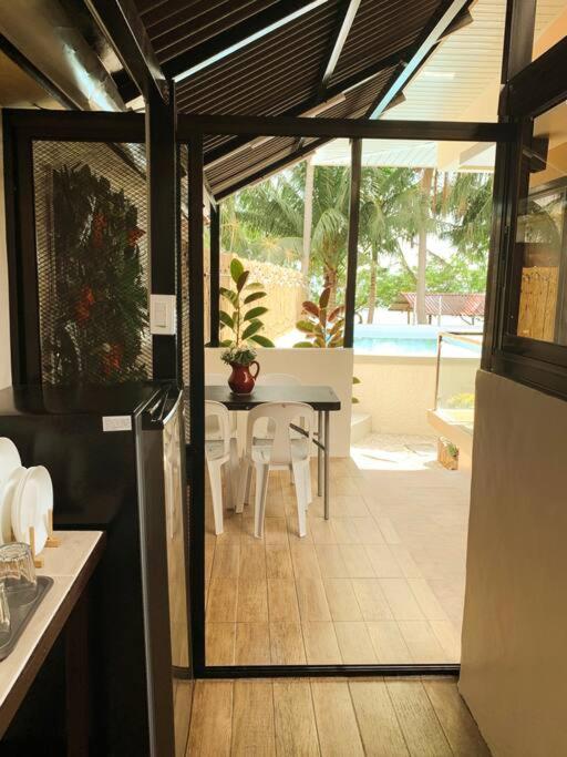 Piscina di Beach getaway Studio Villa in Lobo o nelle vicinanze